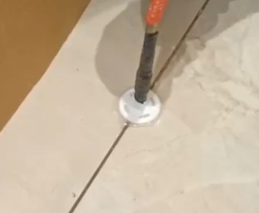 淮北市瓷砖空鼓维修公司专业解答瓷砖在铺贴过程中，如果没有涂抹均匀到位的粘结材料（如水泥砂浆或瓷砖胶），可能会导致以下问题
