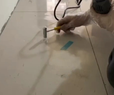 淮北市瓷砖开裂维修公司专业分享瓷砖在铺贴前如果没有沥干水分，将会导致以下问题