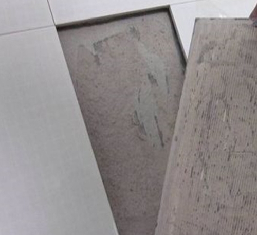 淮北市瓷砖空鼓维修公司分享瓷砖铺贴时如果打浆（即涂抹在瓷砖背面和基层上的砂浆或瓷砖胶）过少，会带来以下问题